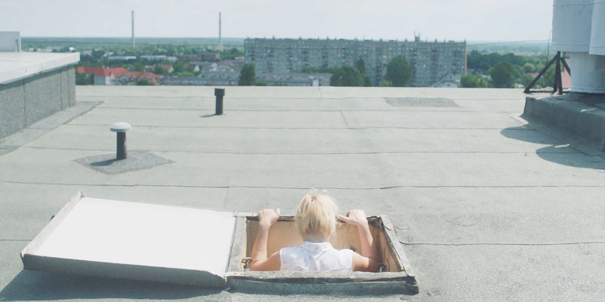 Woman on the roof Bild